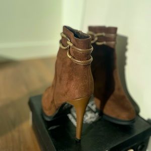 Brown suede Cape Robbin boots US:8